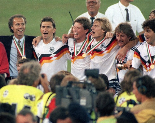 Jerman PD 1990: Bermain Defensif, Tapi Juara